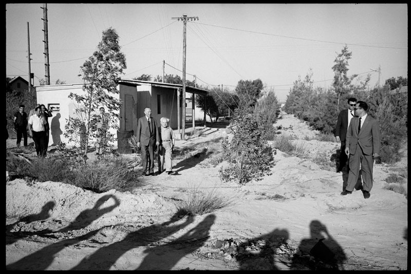 David Ben-Gurion and Konrad Adenauer at a photo shoot in front of Ben-Gurion's country residence in Kibbuz Sde Boker, 09.05.1966 © Micha Bar-Am / Magnum Photos