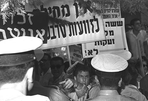 Demonstration vor dem Amtssitz des Präsidenten während der Akkreditierungszeremonie für den deutschen Botschafter Rolf Pauls, Jerusalem, 19.08.1965